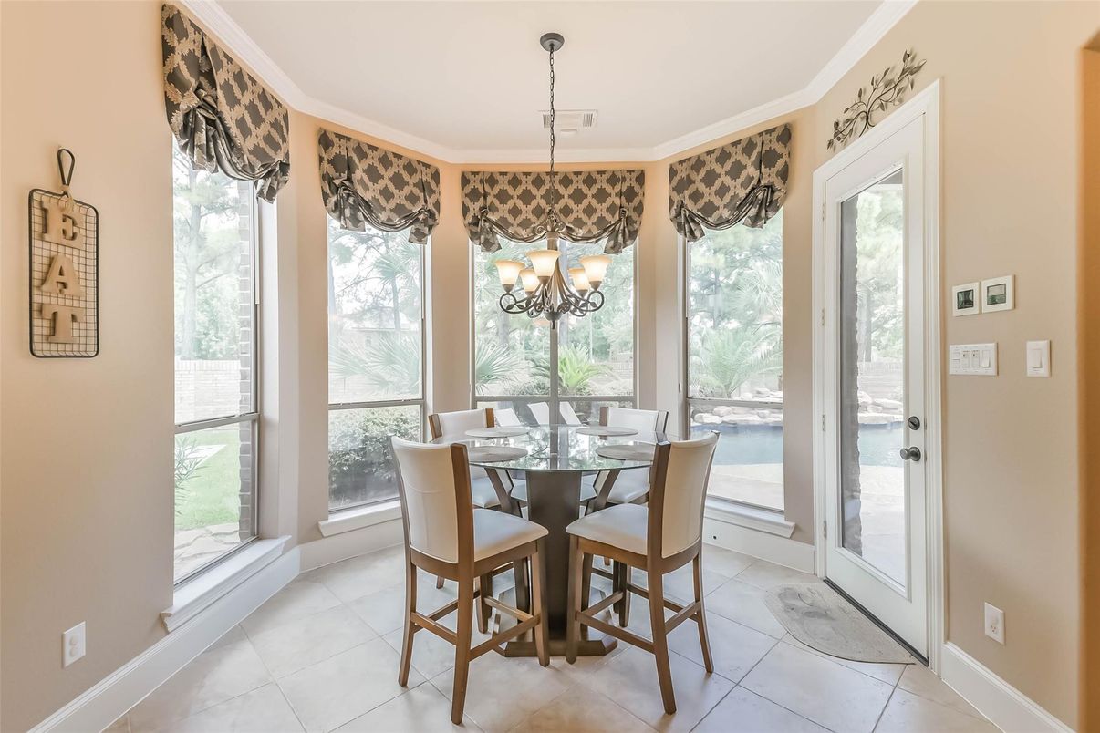 Chandelier, Dining room, Interior