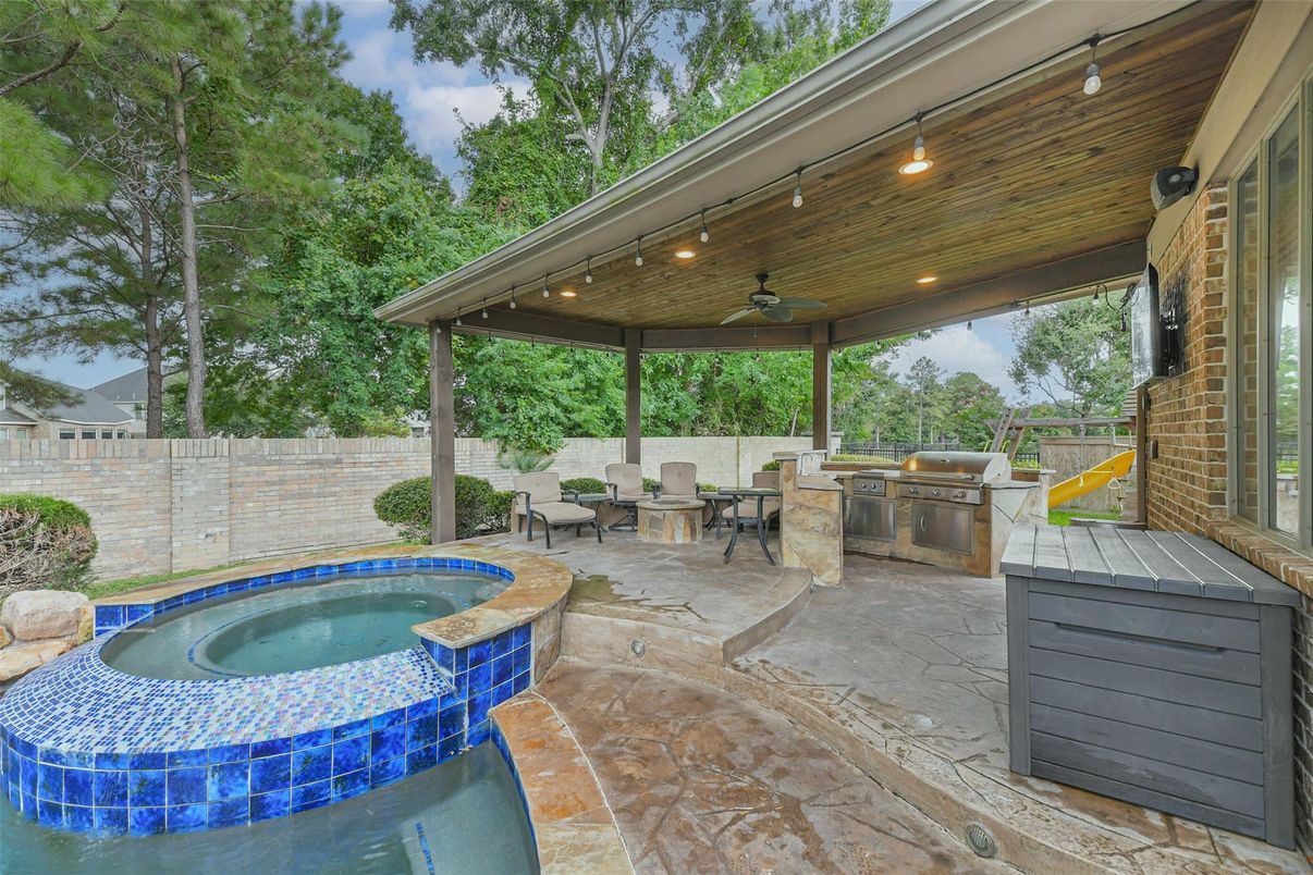 Exterior, Outdoor Kitchen, Pool
