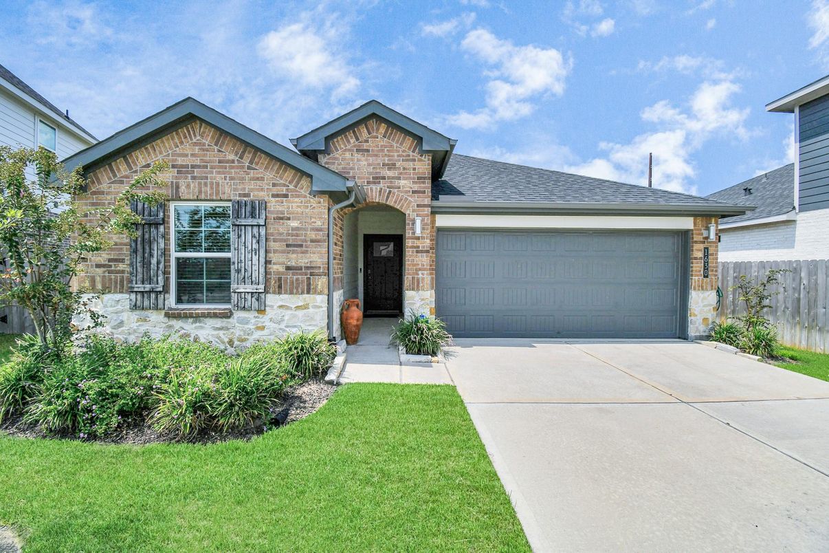 Attached, Exterior, Facade, Brick Traditional