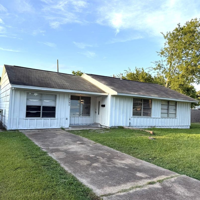 Backyard, Exterior, Facade, Ranch
