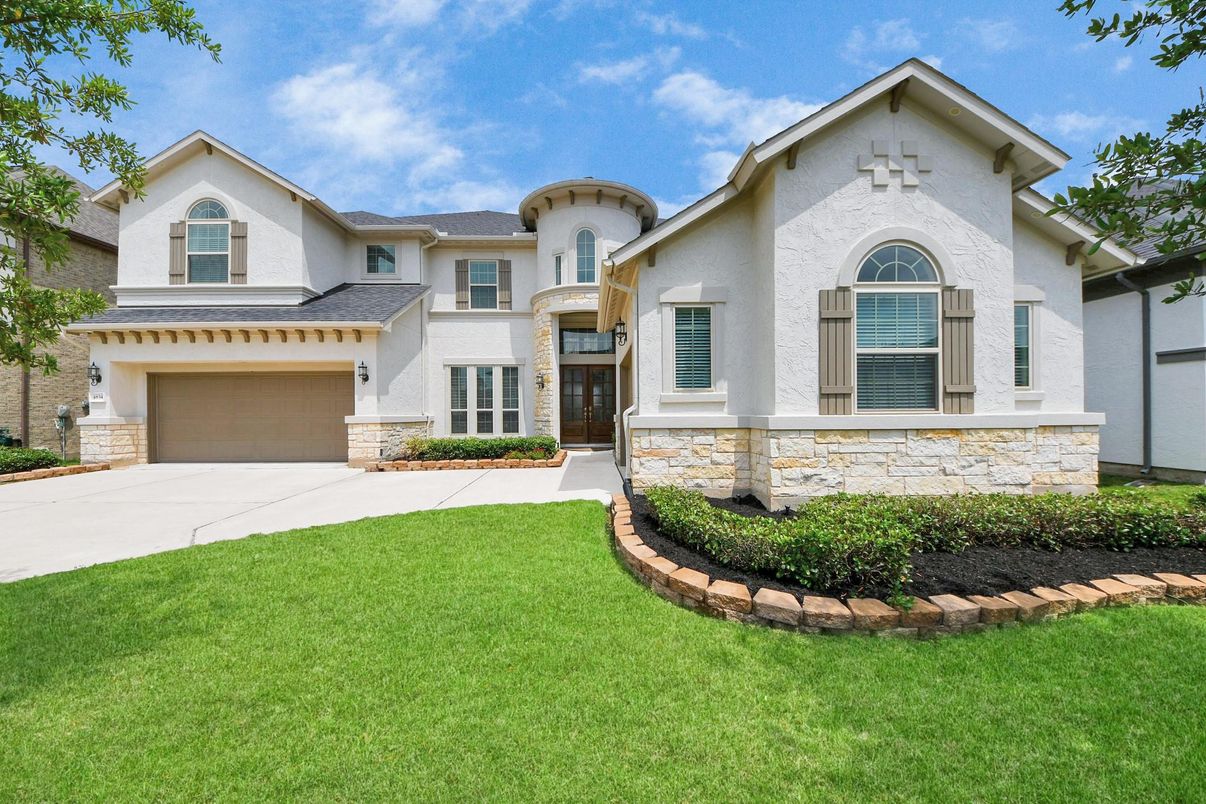 Attached, Exterior, Facade, Mediterranean