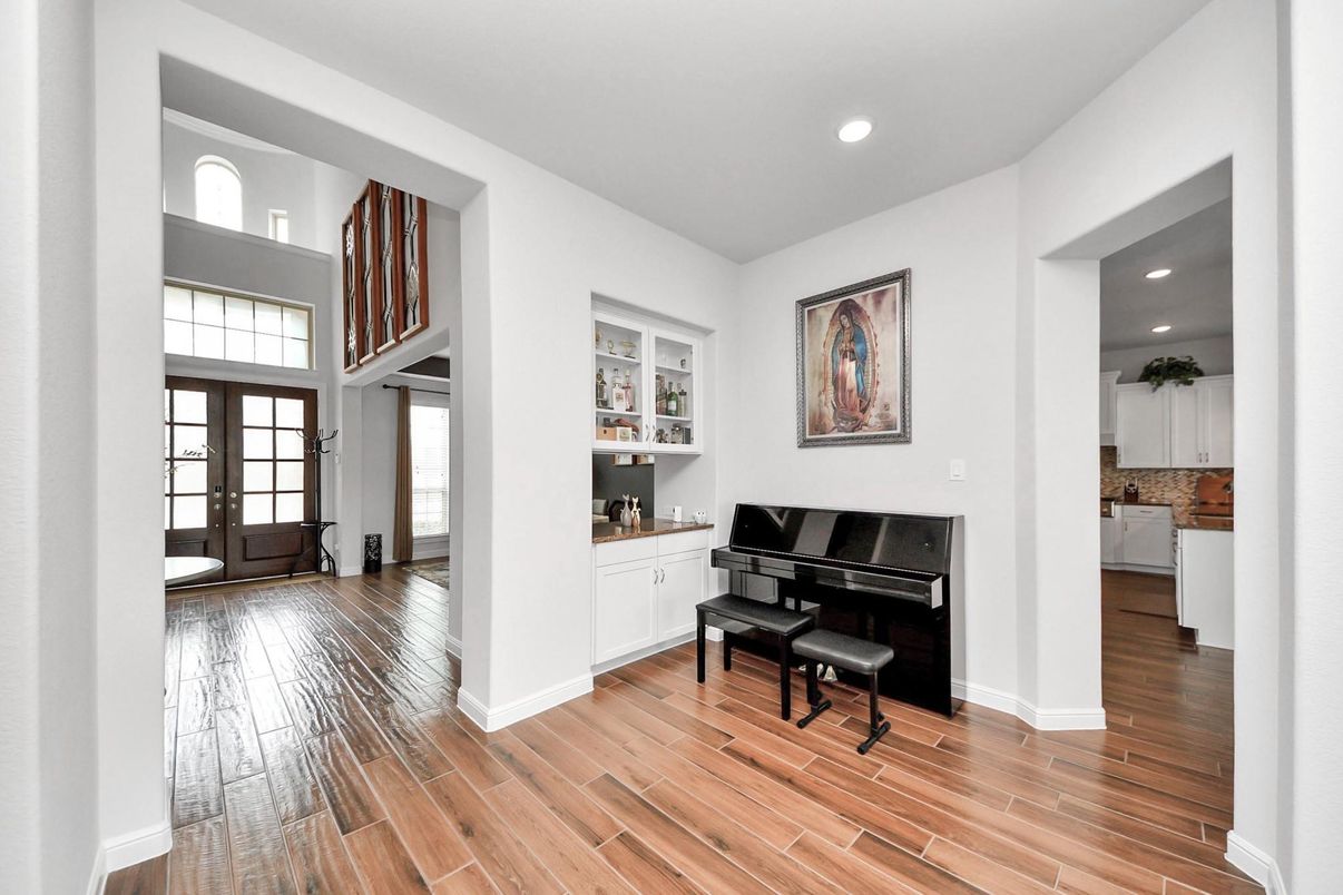 Interior, Piano, Recessed Lighting, Wood Texture Flooring