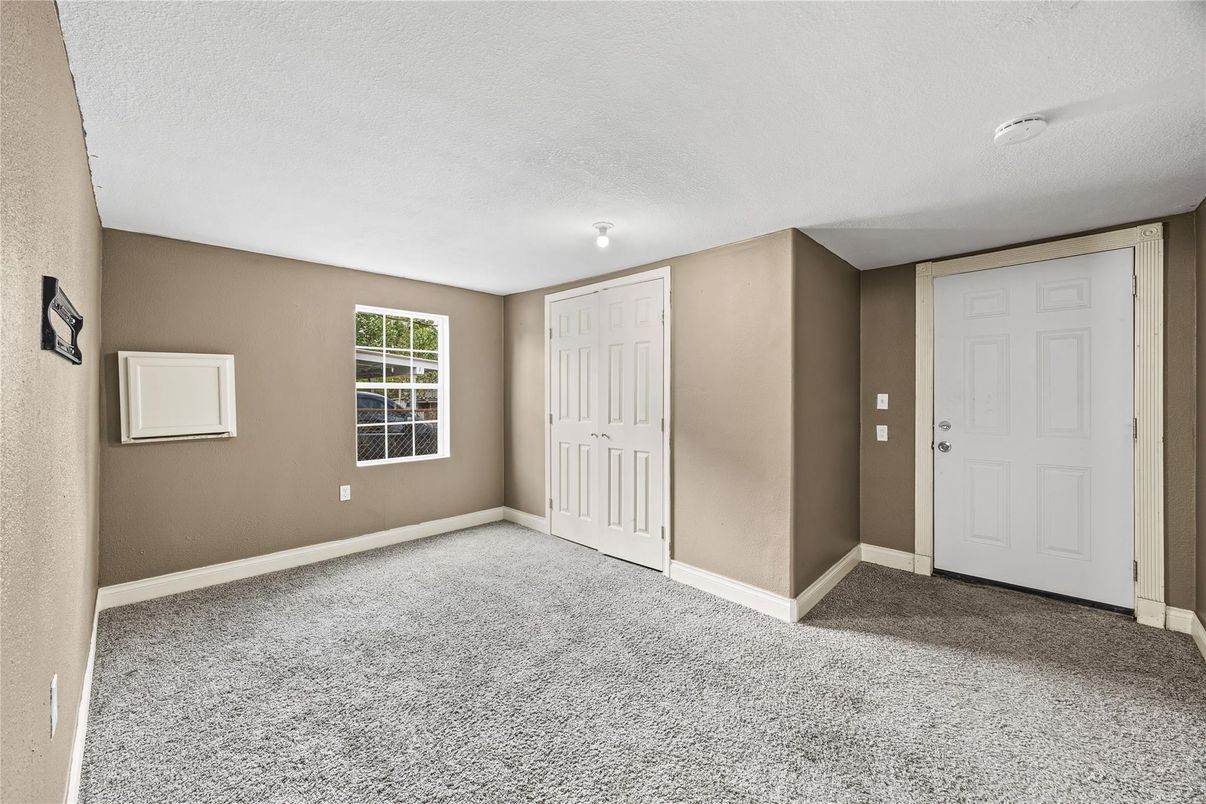 Empty room, Interior