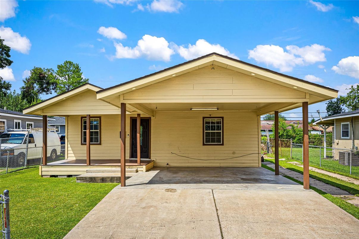 Exterior, Facade, Ranch