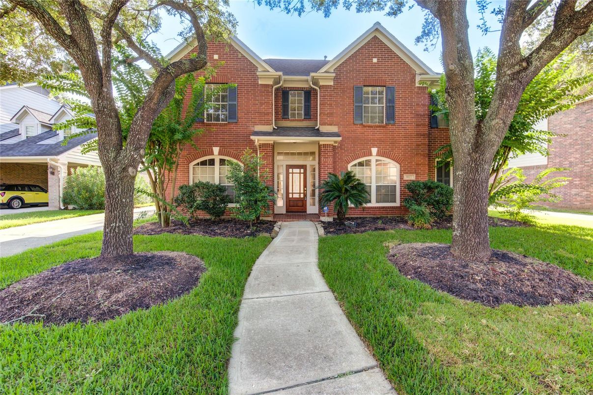 Exterior, Facade, Brick Facade, Brick Traditional