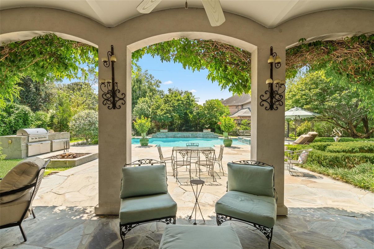 Exterior, Outdoor Kitchen, Pool