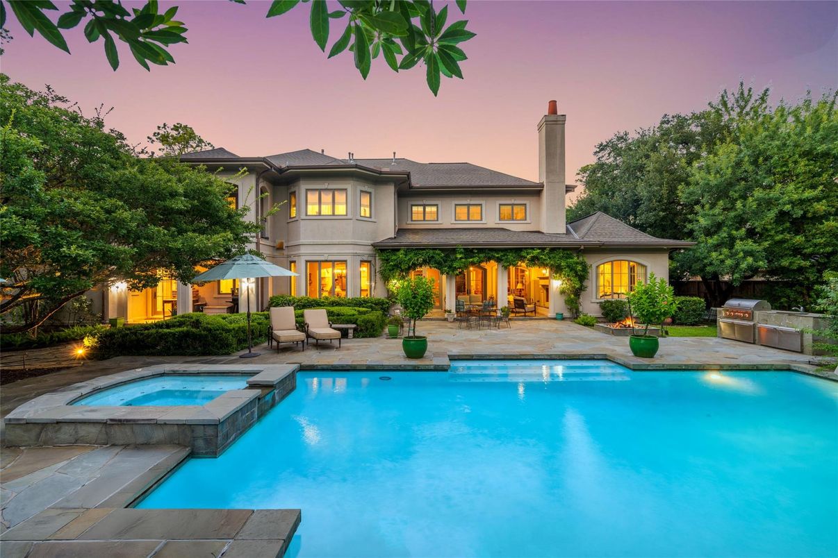 Exterior, Outdoor Kitchen, Pool