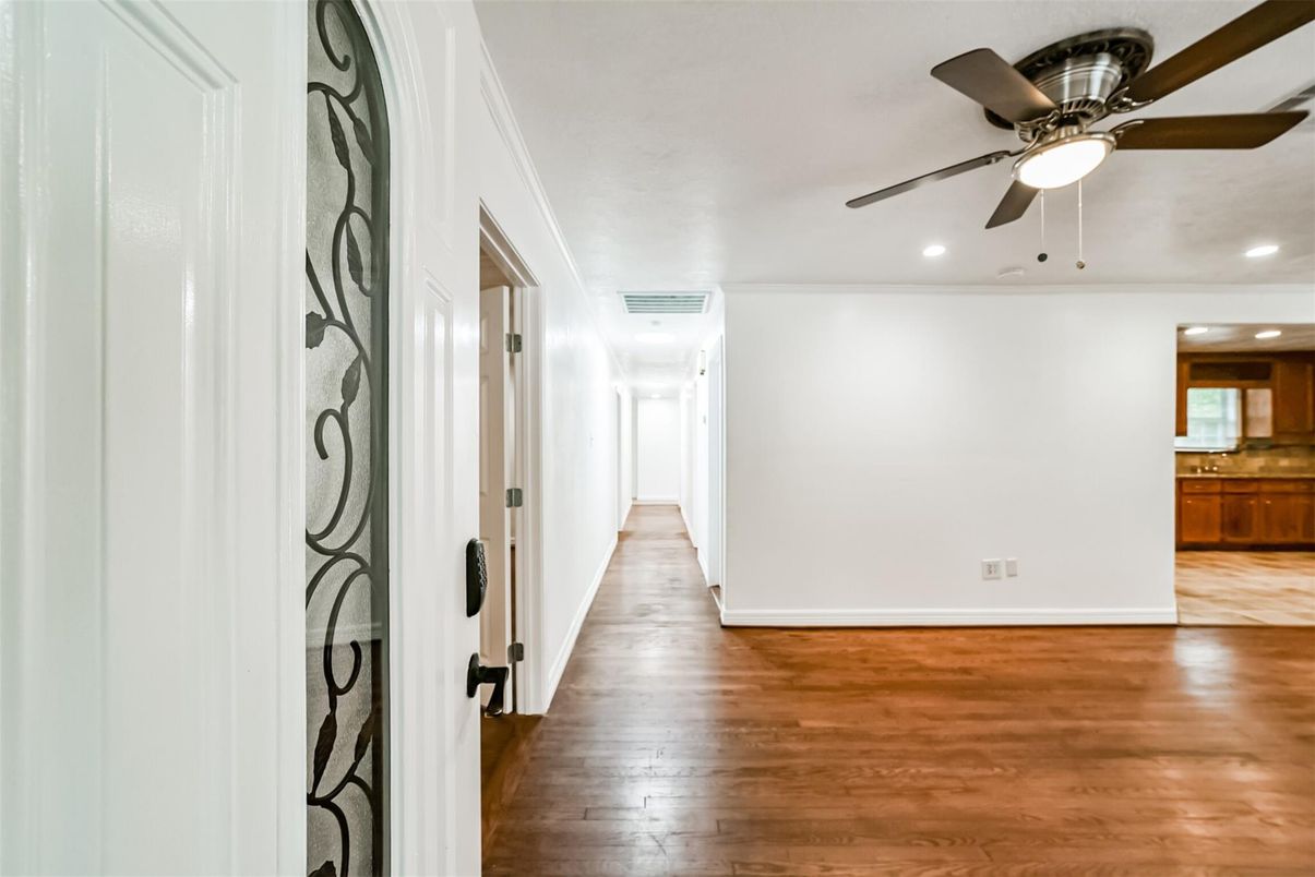 Interior, Recessed Lighting, Wood Texture Flooring