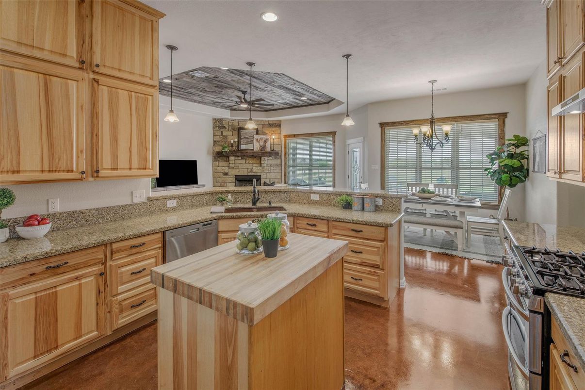 Chandelier, Dining room, Interior, Kitchen, Pendant Lights, Recessed Lighting, Wood Texture Flooring