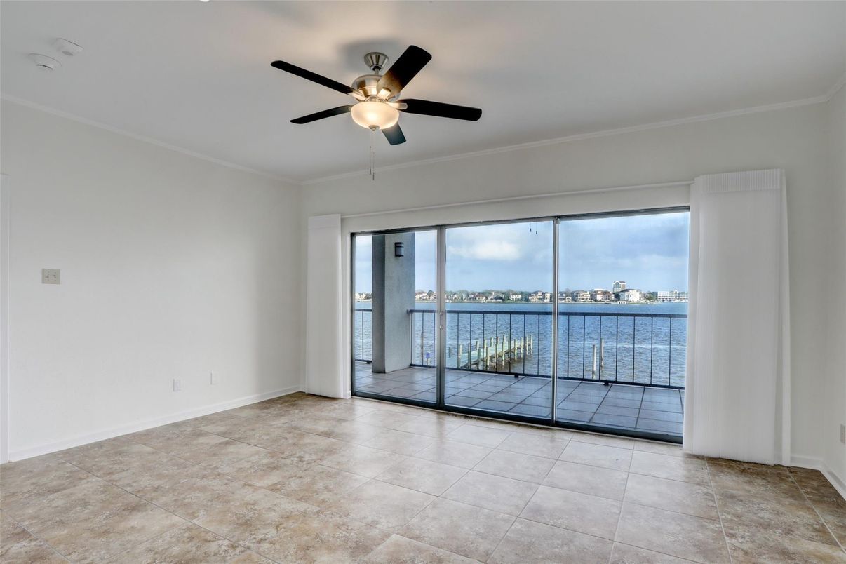 Empty room, Interior, Water