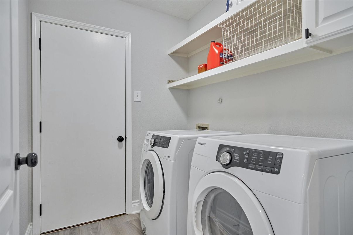 Interior, Washer, Wood Texture Flooring