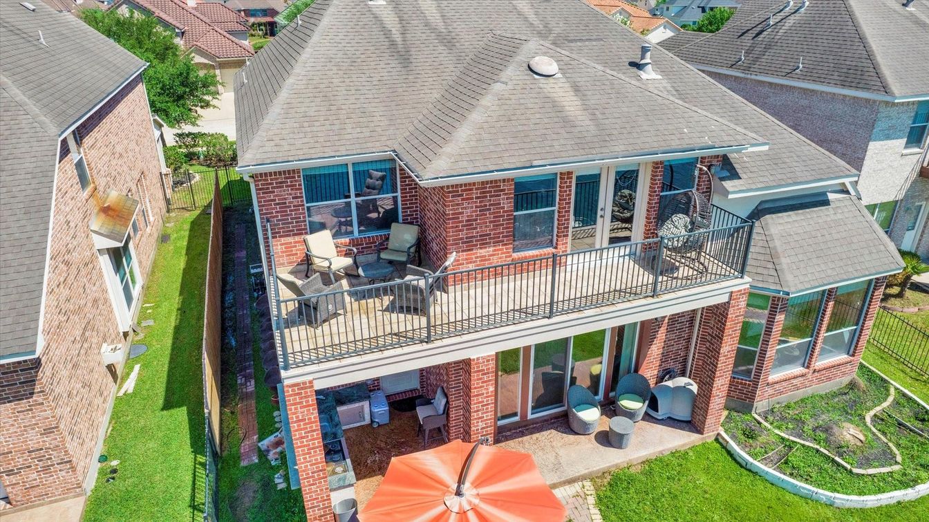 Exterior, Drone