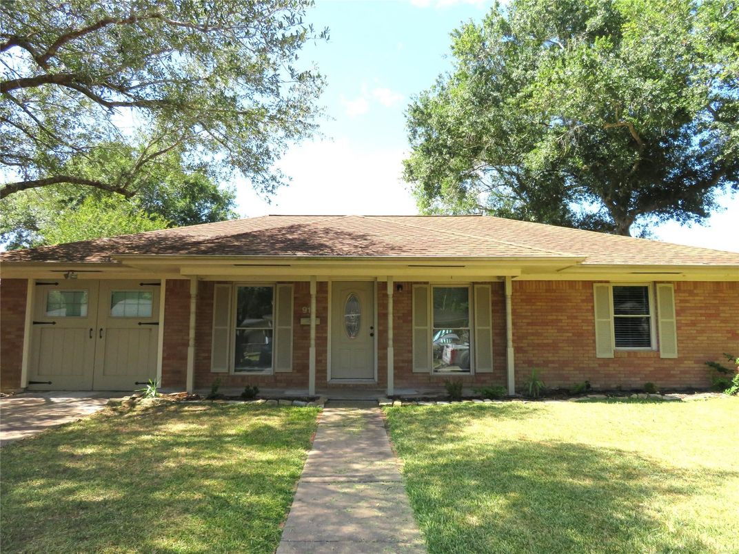 Exterior, Facade, Brick Facade, Ranch