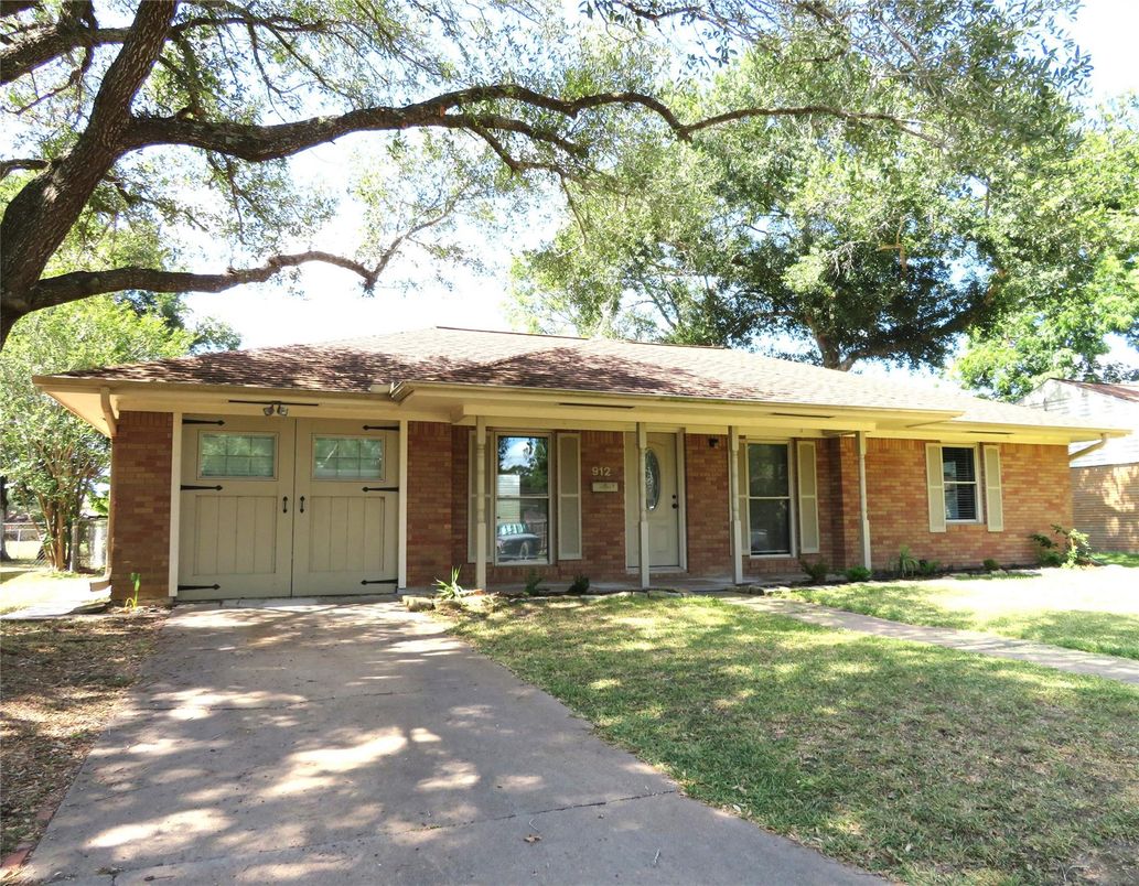 Exterior, Facade, Brick Facade, Ranch