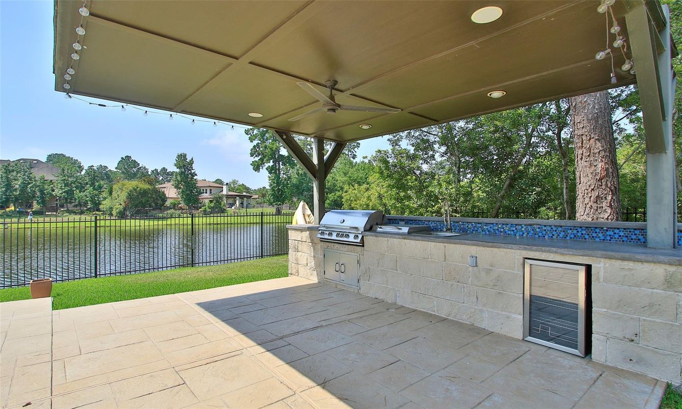 Exterior, Outdoor Kitchen, Water