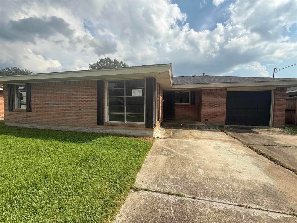 Attached, Exterior, Facade, Brick Facade, Ranch