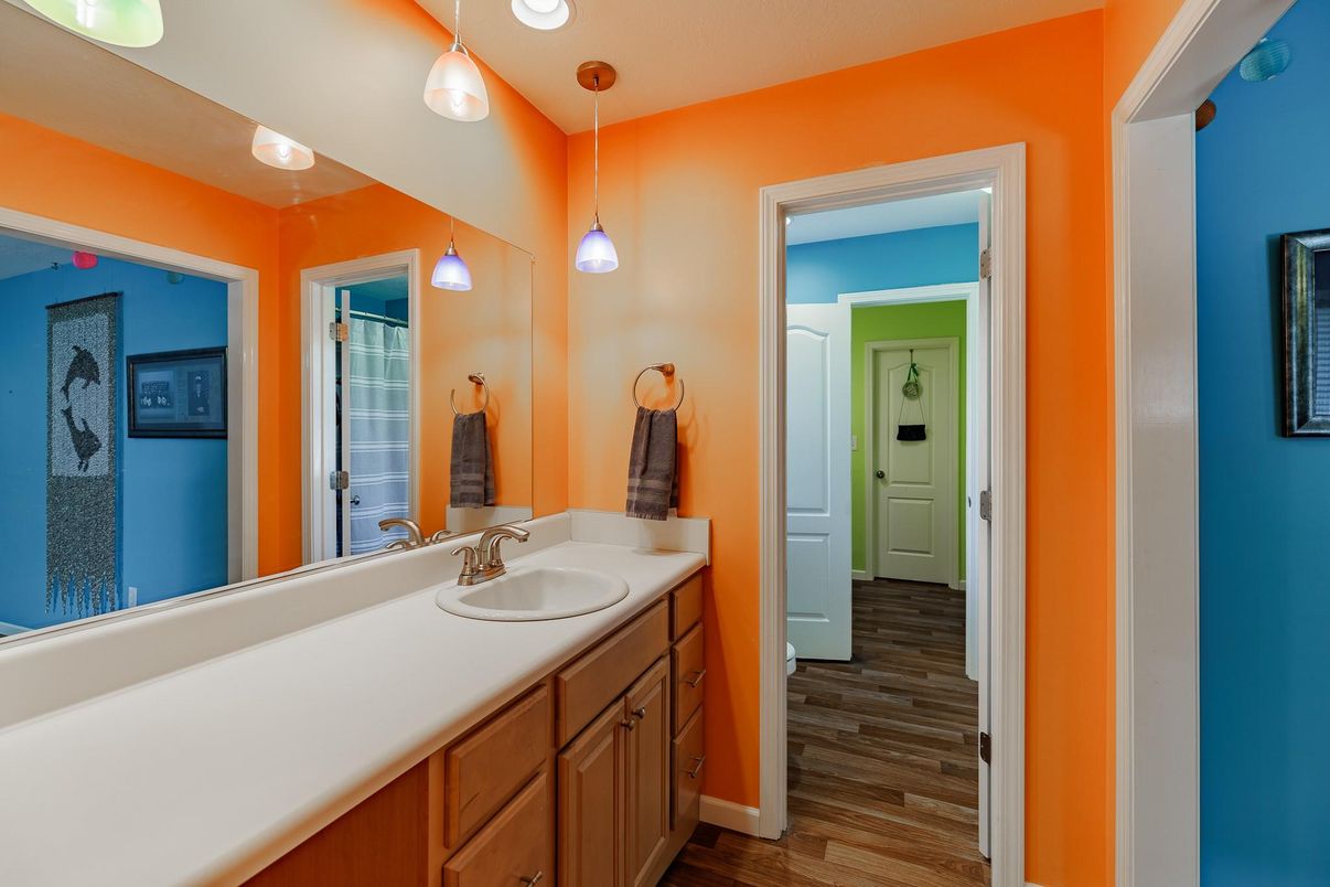Bathroom, Interior, Pendant Lights, Wood Texture Flooring