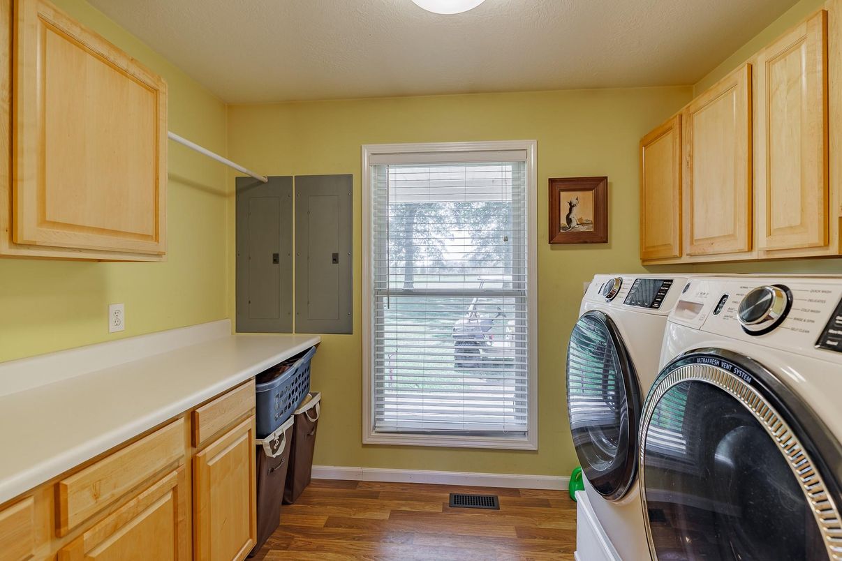 Interior, Washer, Wood Texture Flooring
