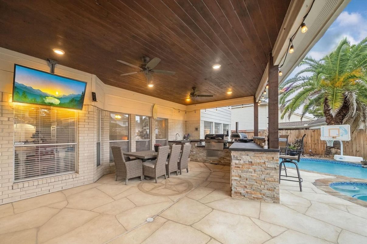 Exterior, Outdoor Kitchen, Pool