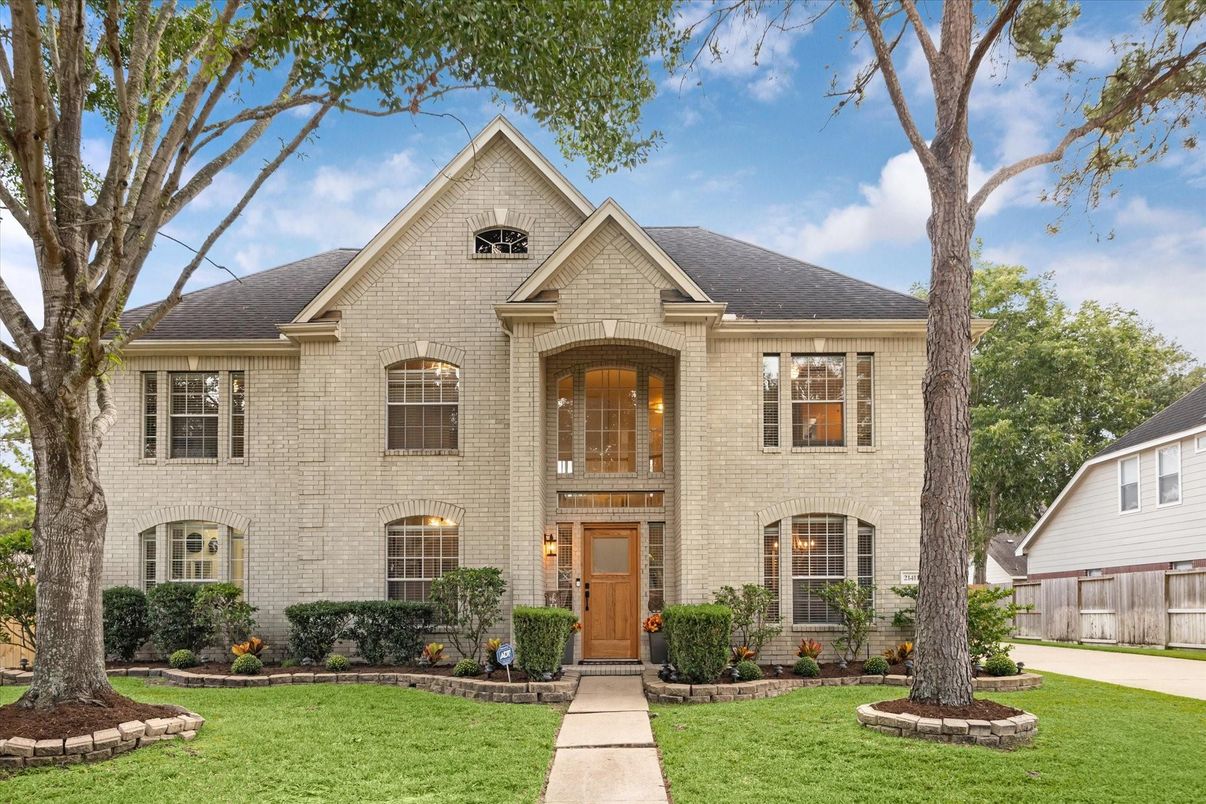 Exterior, Facade, Brick Facade, French Provincial