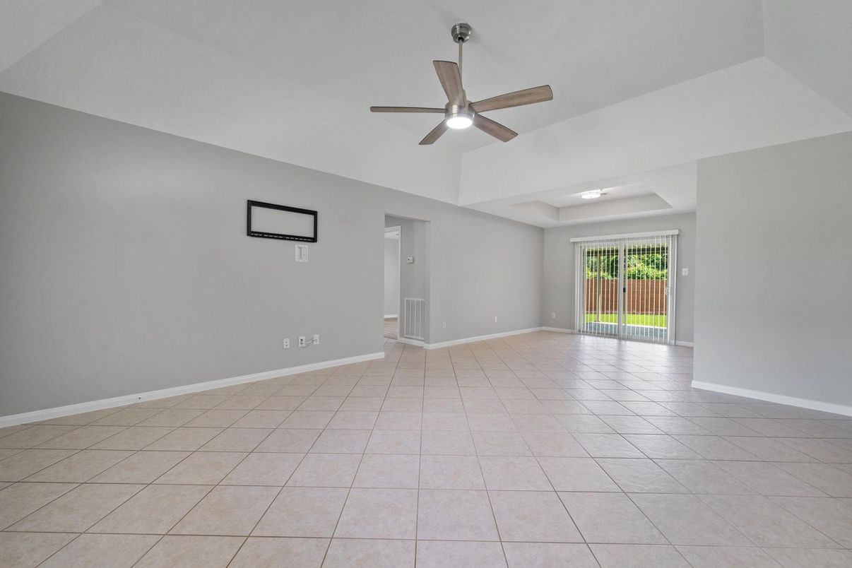 Empty room, Interior