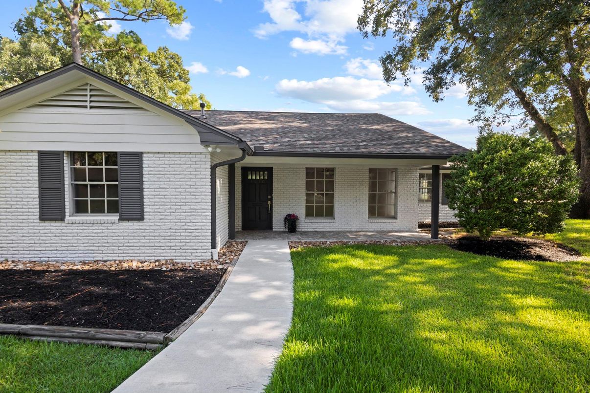 Exterior, Facade, Brick Facade, Ranch
