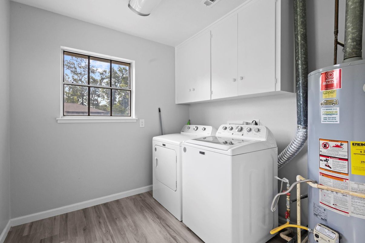 Interior, Washer, Wood Texture Flooring