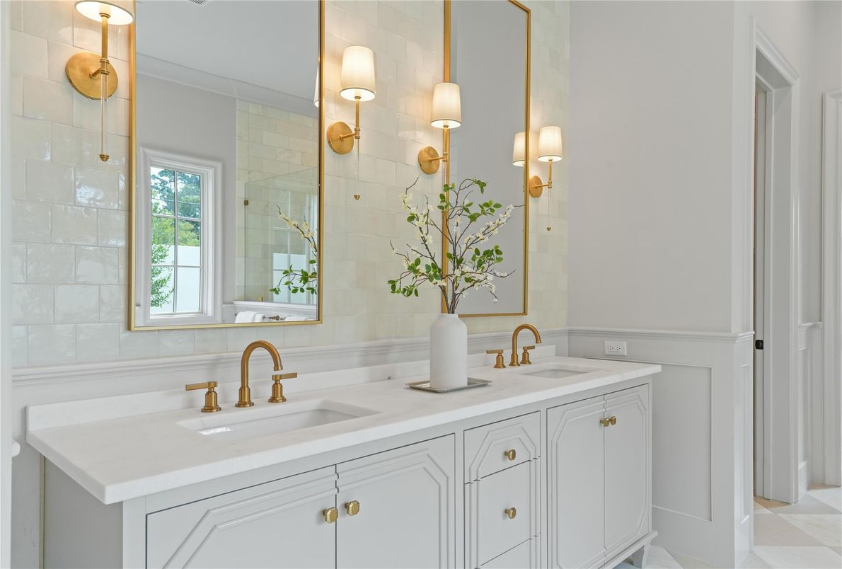 Bathroom, Dual Sink Vanities, Interior