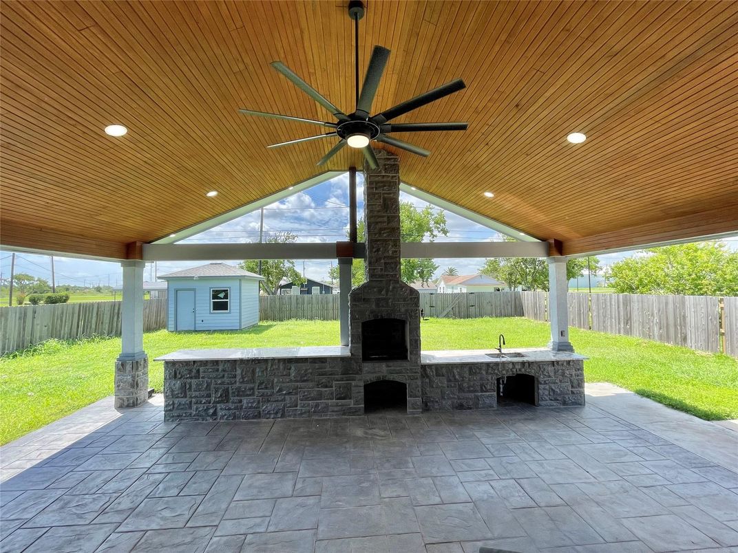 Exterior, Fireplace, Outdoor Kitchen