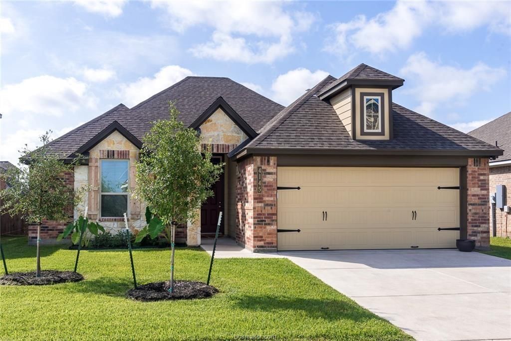 Attached, Exterior, Facade, Brick Traditional