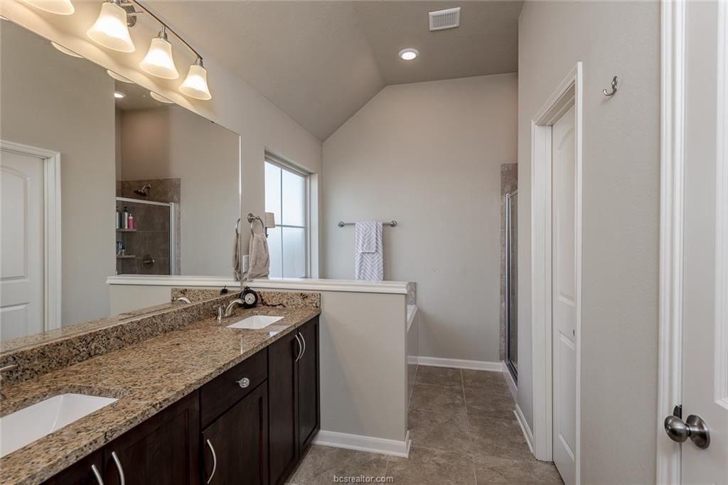 Bathroom, Dual Sink Vanities, Interior, Recessed Lighting