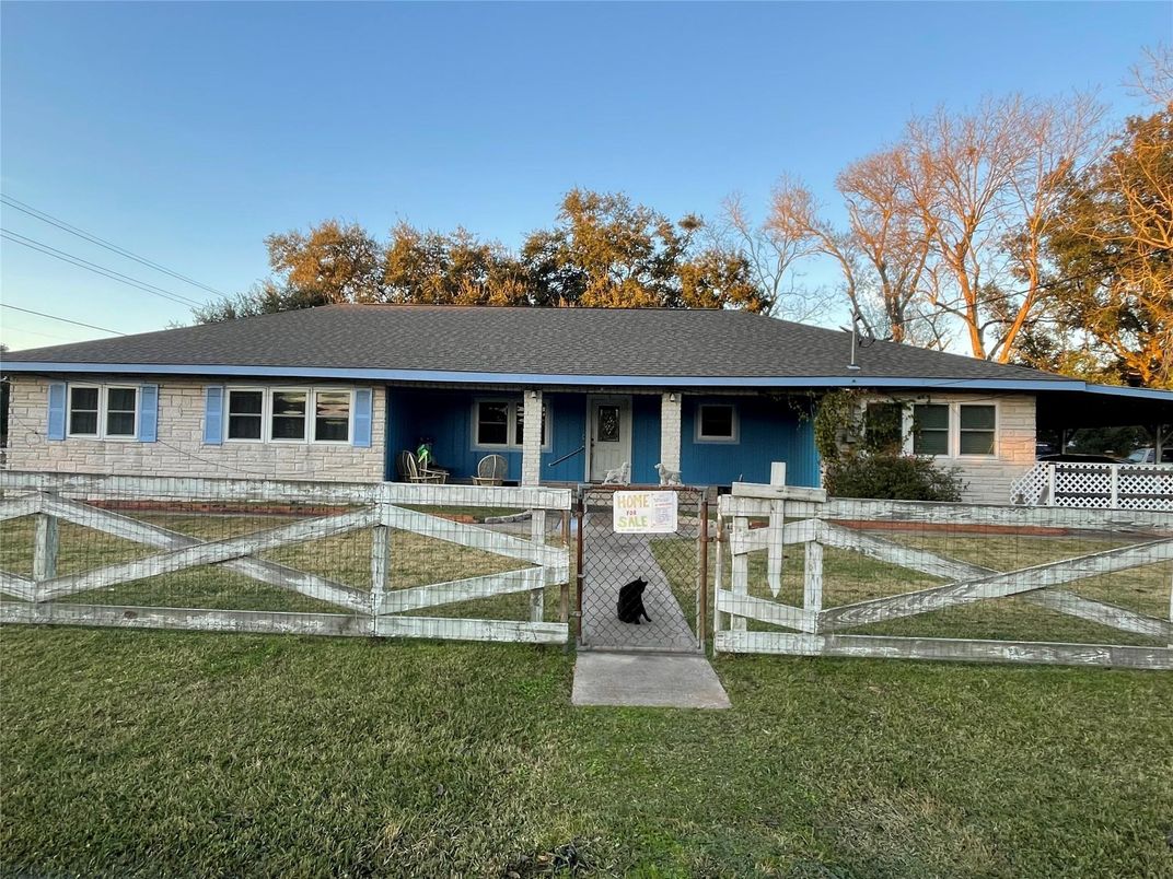 Exterior, Facade, Ranch