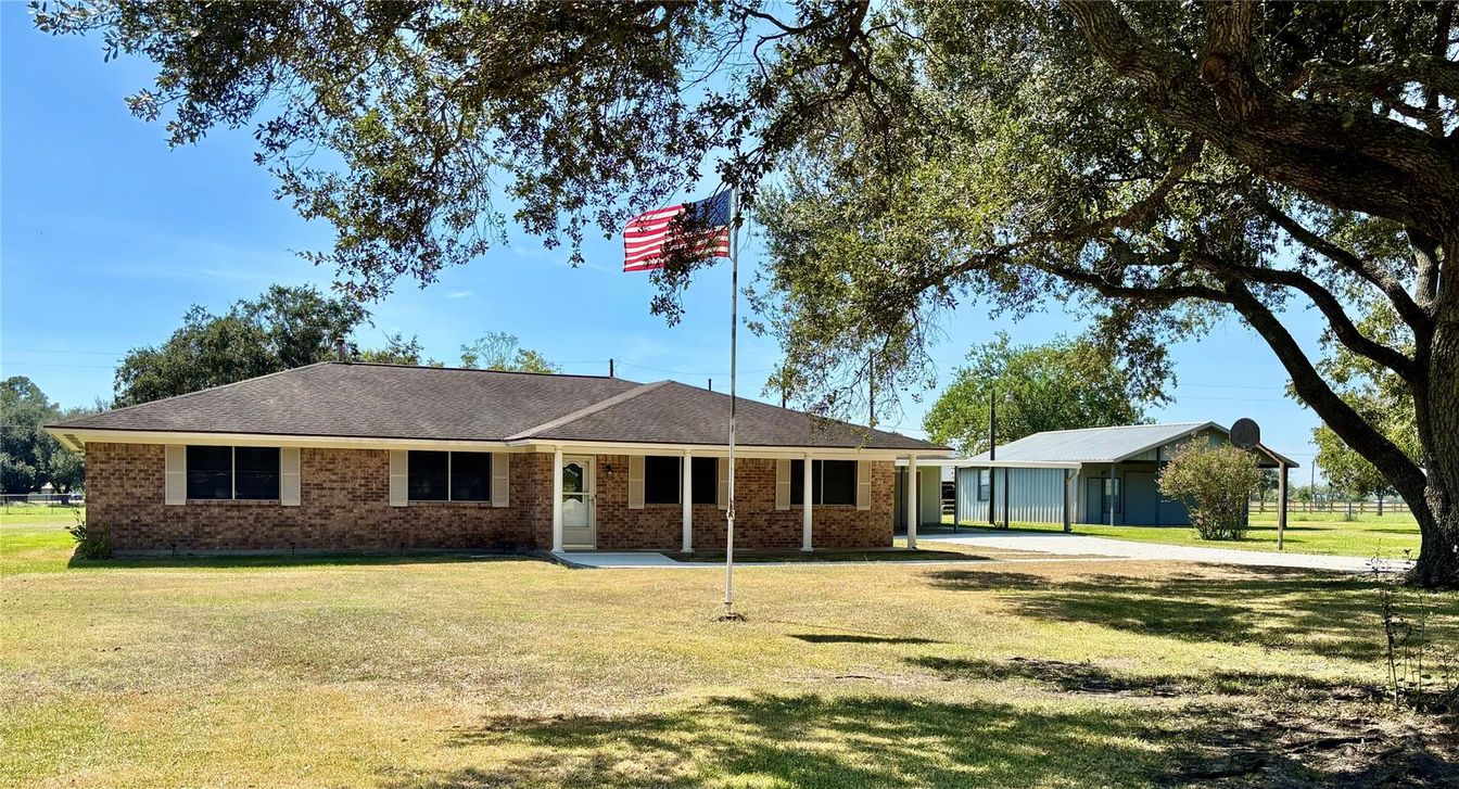 Exterior, Facade, Brick Facade, Ranch