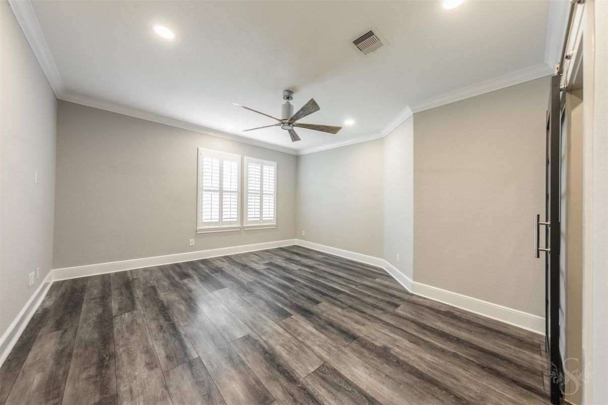 Empty room, Interior, Recessed Lighting, Wood Texture Flooring
