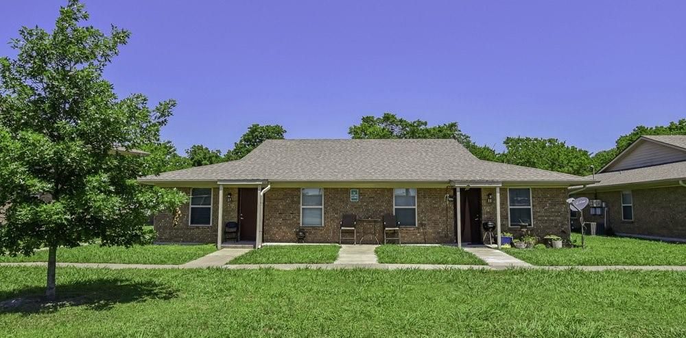 Backyard, Exterior, Facade, Brick Facade, Ranch