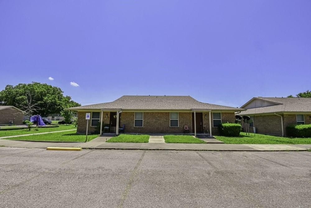 Exterior, Facade, Brick Facade, Ranch