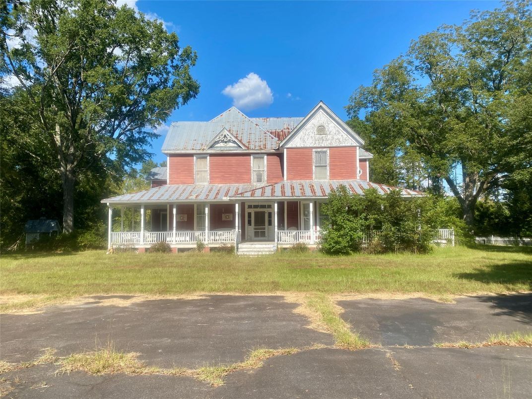 Backyard, Exterior, Facade, Queen Anne Victorian