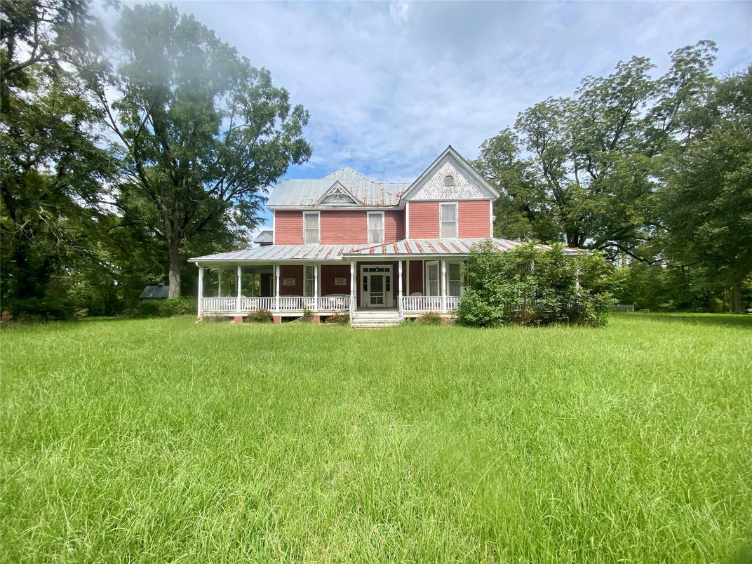 Backyard, Exterior, Facade, Queen Anne Victorian