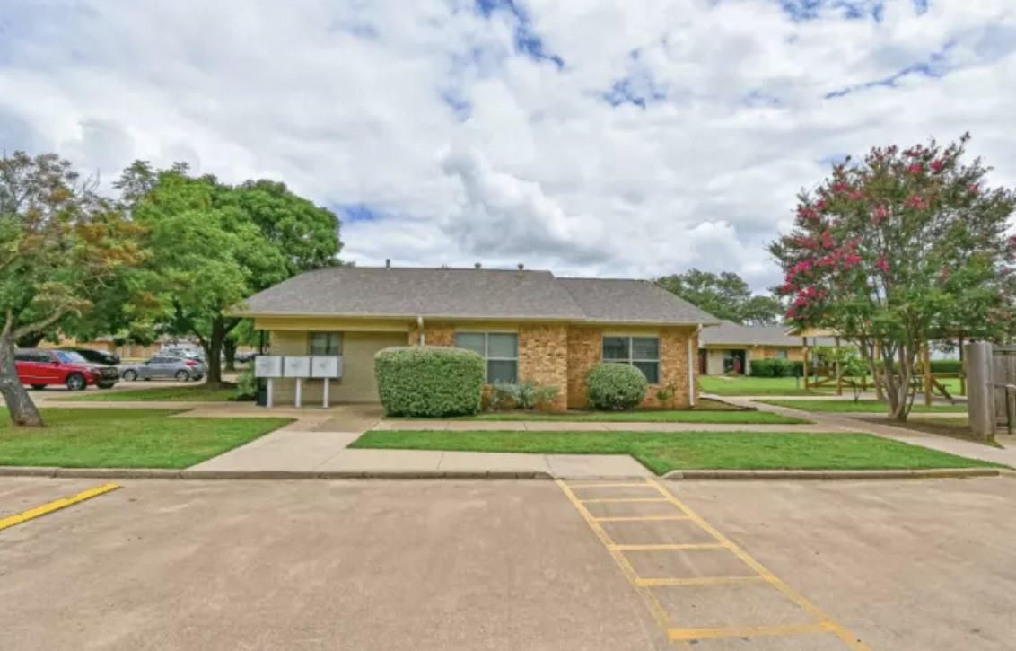 Exterior, Facade, Brick Facade, Ranch
