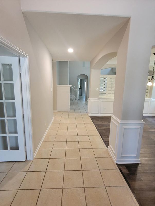 Interior, Recessed Lighting, Wood Texture Flooring