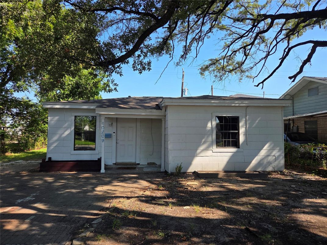 Exterior, Facade, Ranch