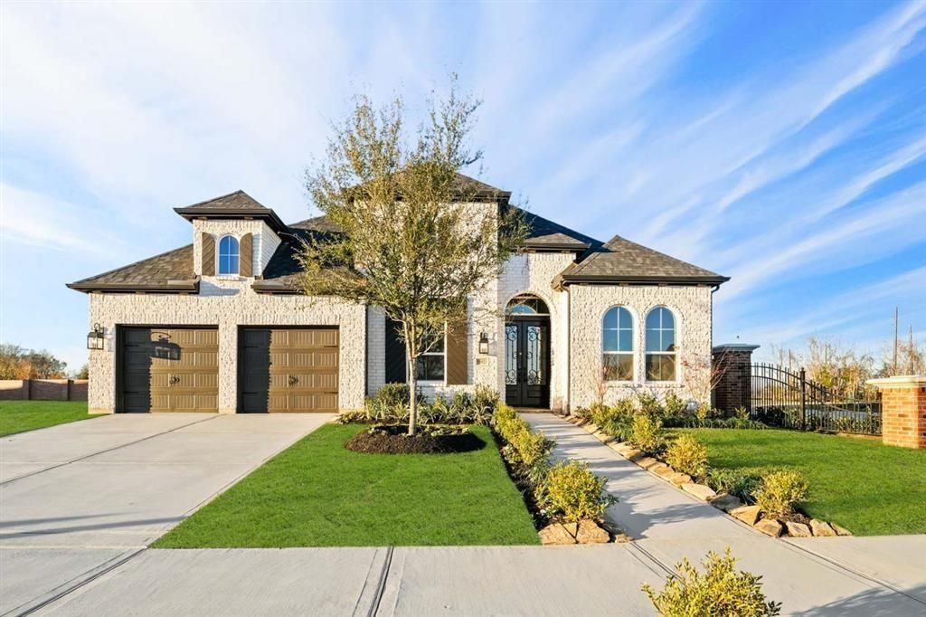 Attached, Exterior, Facade, French Provincial