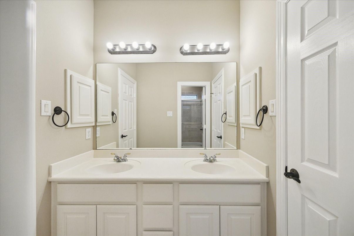 Bathroom, Dual Sink Vanities, Interior