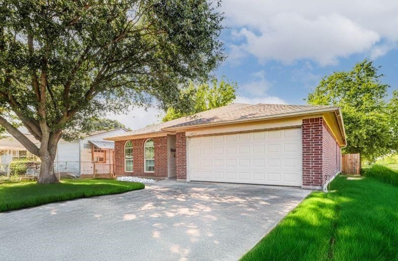 Attached, Exterior, Facade, Brick Facade, Ranch
