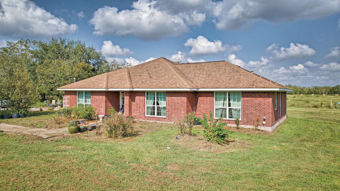 Backyard, Exterior, Facade, Brick Facade, Log Home
