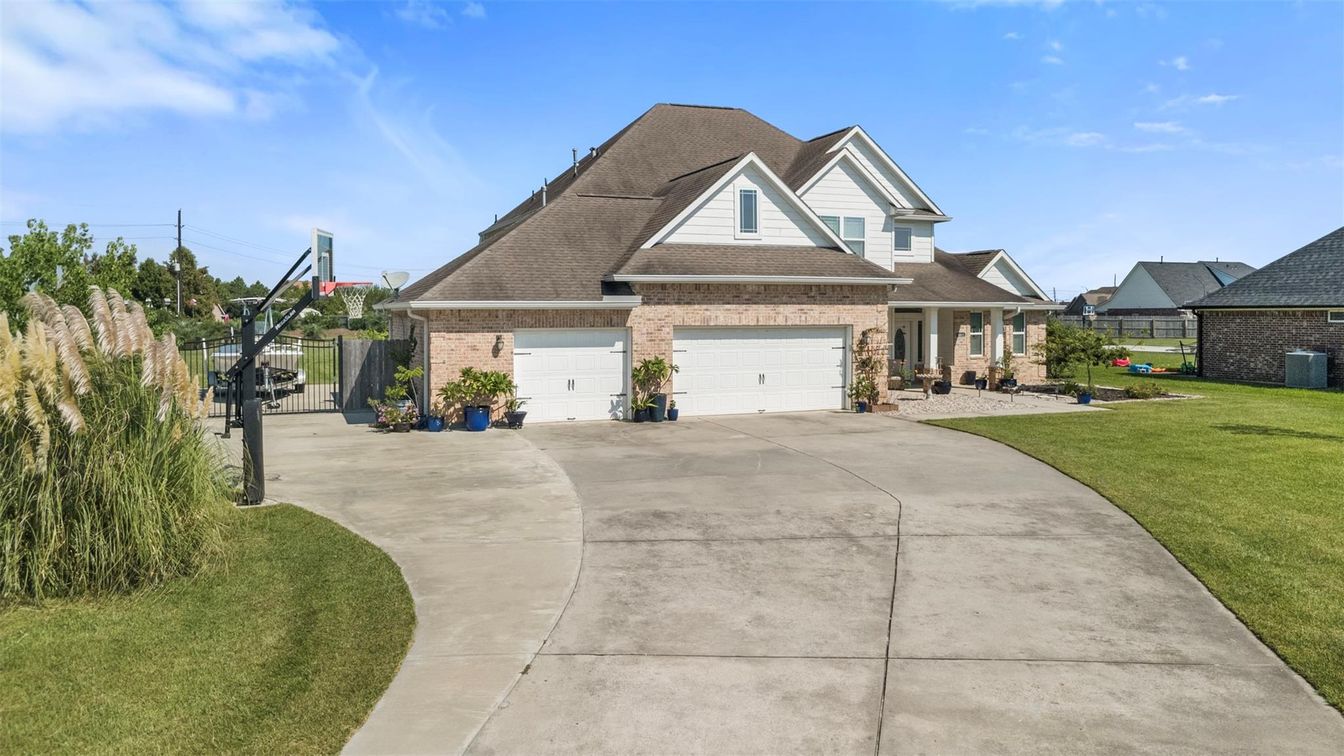 Attached, Exterior, Facade, Brick Facade, Ranch