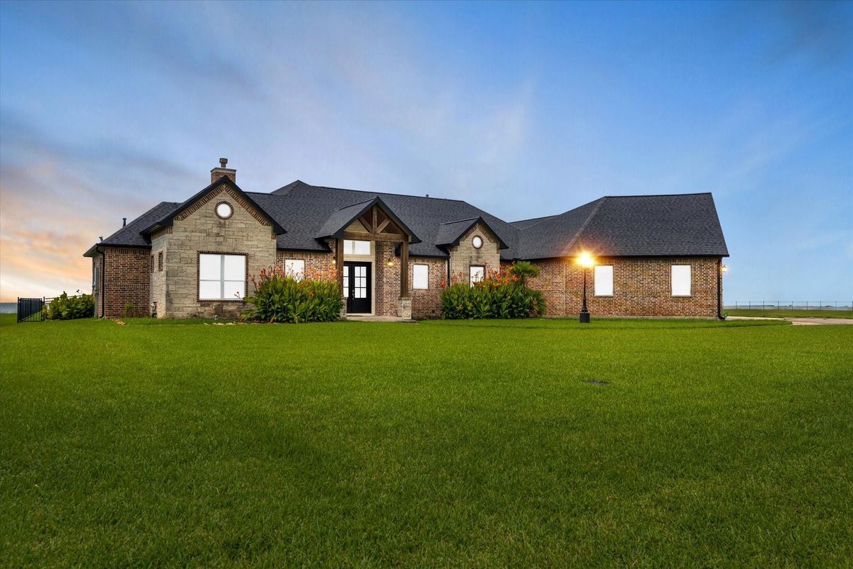 Backyard, Exterior, Facade, Brick Facade, Brick Traditional