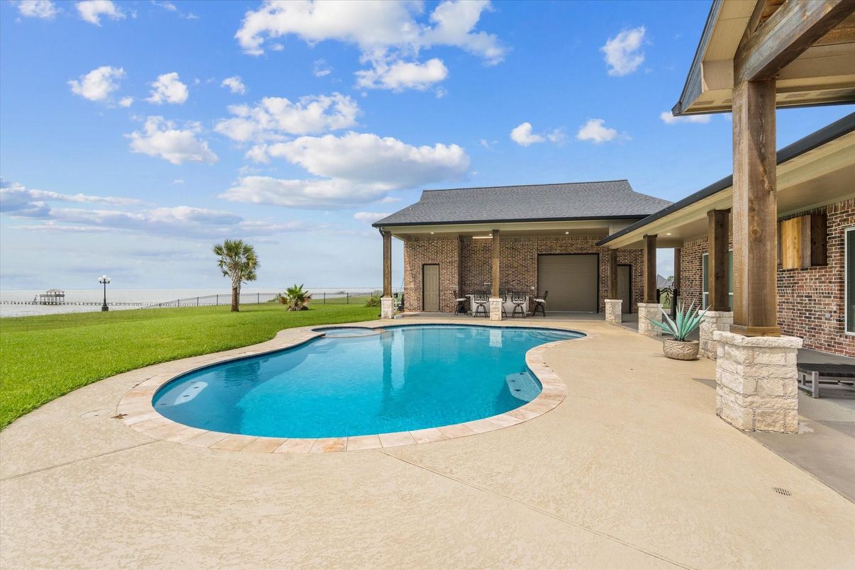 Exterior, Pool
