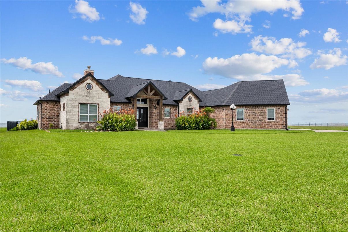 Backyard, Exterior, Facade, Brick Facade, Brick Traditional