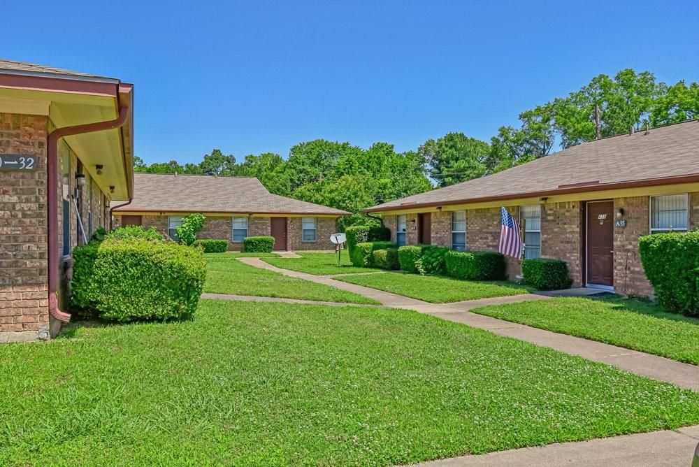 Backyard, Exterior, Facade, Brick Facade, Ranch